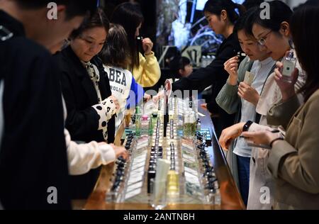 Haikou, Chine. 19 Jan, 2020. Les clients à faire leurs achats dans les boutiques hors taxes à Haikou, capitale de la Chine du sud, le 19 janvier 2020. Les boutiques duty-free sur la province insulaire de Hainan, ploutocrates de 13,61 milliards de yuans (environ 1,97 milliards de dollars) des ventes en 2019, en hausse de 35 pour cent d'année en année, les autorités locales ont déclaré mercredi. Les données du ministère provincial des Finances a montré que l'Hainan boutiques duty-free enregistré environ 3,84 millions, en hausse de 34 p. 100 des achats d'année en année. Credit : Guo Cheng/Xinhua/Alamy Live News Banque D'Images