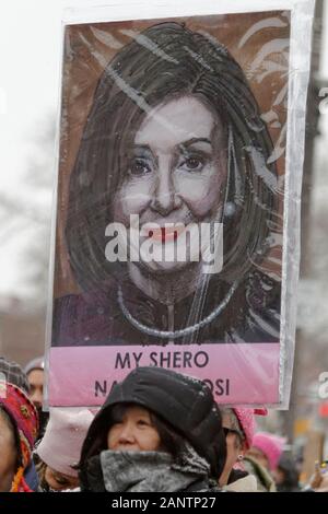 Philadelphia, PA, USA, le 18 janvier 2020 : un signe respect U.S. Rep. Nancy Pelosi (D-CA), est à la 4e édition de la Marche des femmes sur Philadelphie. Banque D'Images