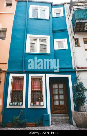 Un ancien immeuble résidentiel dans le quartier branché classique bleu couleur dans le quartier de Balat Istanbul. Les maisons dans cette région ont été construites dans les 15-18 siècles, pas plus tard. Banque D'Images