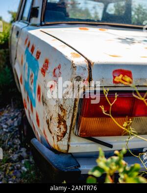 Une vieille voiture endommagée dans la nature sauvage de la Croatie Banque D'Images