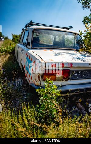 Une vieille voiture endommagée dans la nature sauvage de la Croatie Banque D'Images
