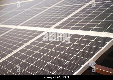 Nouveaux panneaux solaires libre, vue de côté. Banque D'Images