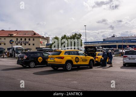 Editorial 09.01.2019 Kristiansand Norvège Taxis ramasser des passagers de la Color Line ferry terminal par un beau jour d'automne Banque D'Images