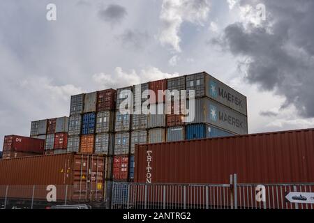 Editorial 09.01.2019 Kristiansand Norvège conteneurs entreposés dans le port lors de l'attente pour le transport à l'endroit suivant Banque D'Images