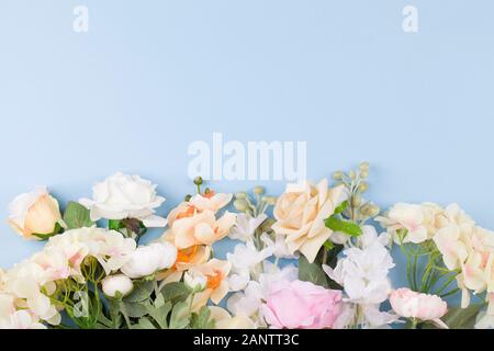 Différentes fleurs avec des couleurs vives sur fond bleu. Couche plate, vue supérieure, espace de copie Banque D'Images