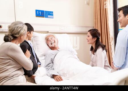 famille asiatique avec enfant visitant les grands-parents à l'hôpital Banque D'Images