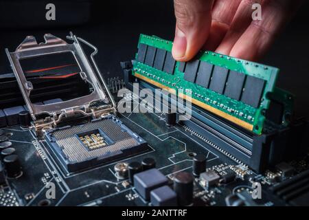 Ingénieur en électronique de l'informatique. Ordinateur de maintenance mise à niveau matérielle de la carte mère de mettre la RAM sur la carte mère ordinateur. Concept Banque D'Images