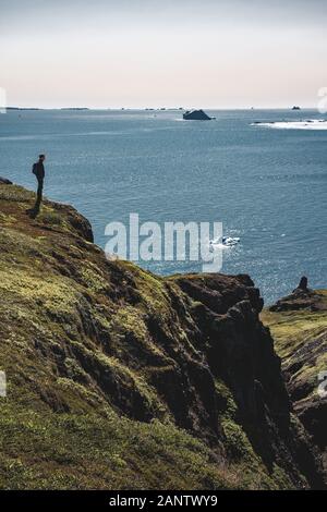 Jeune homme traveler'debout devant d'iceberg. Vue vers à Ilulissat Icefjord. Les icebergs du glacier Kangia au Groenland de natation avec b Banque D'Images