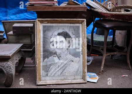 Une ancienne photo encadrée de l'ancien Premier ministre indien Indira Gandhi en vente au marché de Thieves (Chor Bazar), Mumbai Banque D'Images