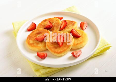 Crêpes aux fraises avec du fromage cottage, vue en gros Banque D'Images