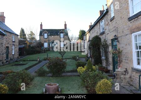 Paradise Square un groupe de vieux chalets avec de beaux jardins, situé dans la région de Wentworth,Village,Rotherham South Yorkshire, Angleterre. Banque D'Images