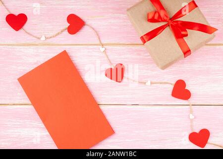 Boîte-cadeau avec Ribbon Bow, Red Valentines carte vierge et le Cœur sur la corde de jute Banque D'Images