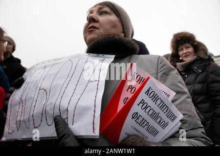 Moscou, Russie. 19 janvier, 2020 Une femme est titulaire d'une brochures avec la constitution de la Russie et de la lecture de la bannière "Liberté" lors d'une manifestation contre les réformes constitutionnelles proposées par le président Vladimir Poutine, dans le centre de Moscou, Russie. Dans son discours annuel à l'Assemblée fédérale, le Président Vladimir Poutine a proposé un certain nombre d'amendements à la Constitution russe Banque D'Images