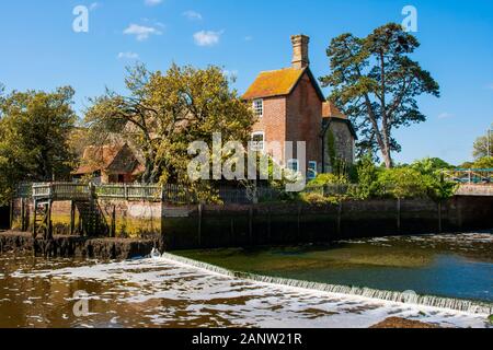 10 juin 2015 Un bel exemple d'architecture élisabéthaine Tudor - à côté de la rivière Beaulieu à Beaulieu Village Hampshire Angleterre Banque D'Images