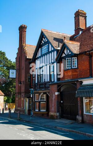 10 juin 2015 Un bel exemple d'architecture élisabéthaine le ibeside Montagu Arms pub dans Beaulieu Village Hampshire Angleterre Banque D'Images