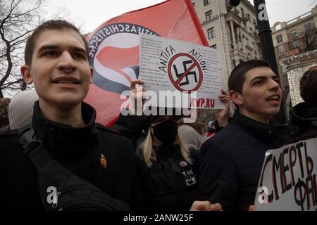 Moscou, Russie. 19 janvier, 2020 personnes participent à une marche à la mémoire de Stanislav Markelov, avocat et journaliste Anastasia Baburova dans le boulevard Tverskoï au centre de Moscou, Russie Banque D'Images