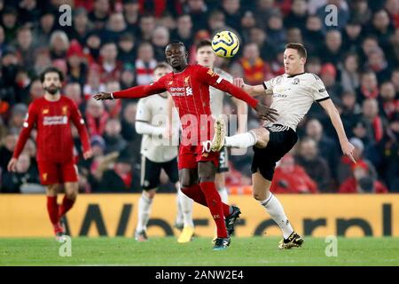 Le centre de Liverpool, Sadio Mane (à gauche) et de Manchester United, Nemanja Matic bataille pour la balle durant le premier match de championnat à Anfield, Liverpool. Banque D'Images