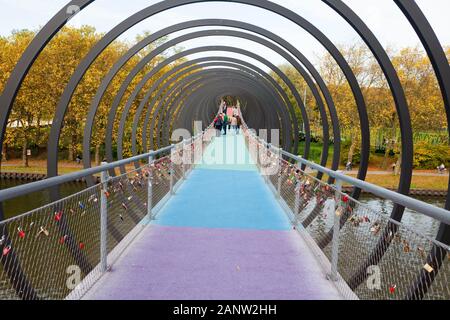 Slinky Ressorts pour la gloire, la passerelle pour piétons par Tobias Rehberger, Rhine-Herne Canal, Oberhausen, Allemagne Banque D'Images