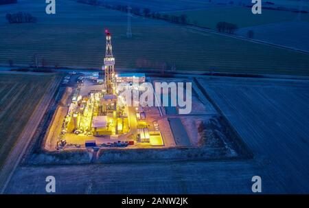 Étape finale de la construction de plate-forme pétrolière, utilisé pour les tests de l'outil seulement, la société Baker Hughes, photo prise au crépuscule, près de Ahnsbeck Celle, Allemagne Banque D'Images