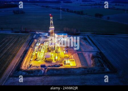 Étape finale de la construction de plate-forme pétrolière, utilisé pour les tests de l'outil seulement, la société Baker Hughes, photo prise au crépuscule, près de Ahnsbeck Celle, Allemagne Banque D'Images