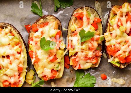 Aubergines farcies aux légumes et fromage parmesan. Haut de la vue, télévision lay Banque D'Images