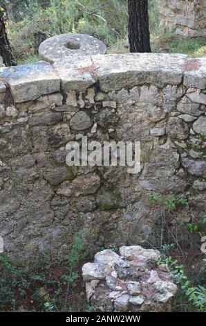 Algepsar del negre, un four de gypse du XIXe siècle dans les montagnes de la Marina (Alicante, sud de l'Espagne), près du village de Castell de Castell Banque D'Images