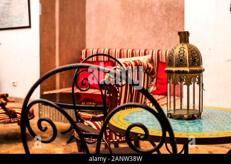 L'arabe traditionnel lieu de repos, salle de séjour avec des lampes, fauteuil et décoration Banque D'Images