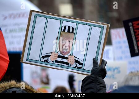 Les gens holding signs au 'lieu' et le rugissement de la Marche des femmes à partir de la partie basse de Manhattan à la place du temps. Banque D'Images