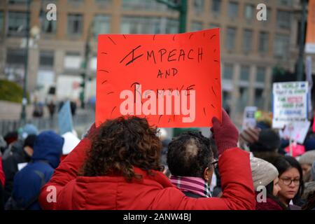 Les gens holding signs au 'lieu' et le rugissement de la Marche des femmes à partir de la partie basse de Manhattan à la place du temps. Banque D'Images