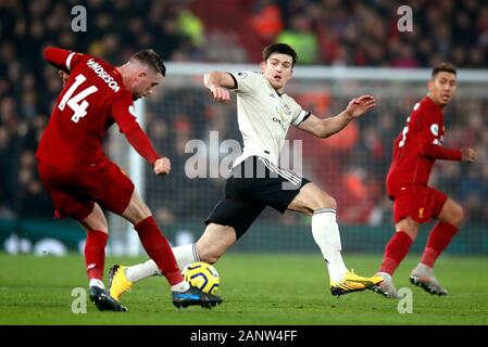 Le centre de Liverpool, Jordan Henderson (à gauche) de Manchester United pour la bataille Harry Maguire ball au cours de la Premier League match à Anfield, Liverpool. Banque D'Images