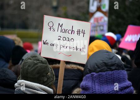 Les gens holding signs au 'lieu' et le rugissement de la Marche des femmes à partir de la partie basse de Manhattan à la place du temps. Banque D'Images