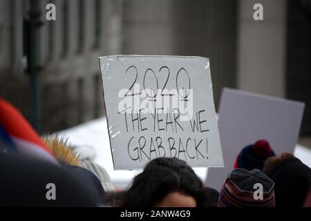 Les gens holding signs au 'lieu' et le rugissement de la Marche des femmes à partir de la partie basse de Manhattan à la place du temps. Banque D'Images