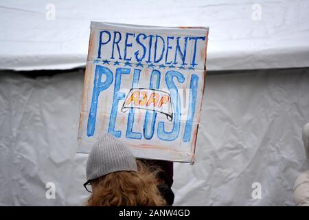 Les gens holding signs au 'lieu' et le rugissement de la Marche des femmes à partir de la partie basse de Manhattan à la place du temps. Banque D'Images