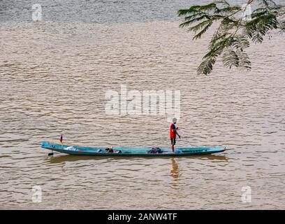 L'homme à partir de la pêche locale pirogue traditionnelle, Mékong, Luang Prabang, Laos Banque D'Images