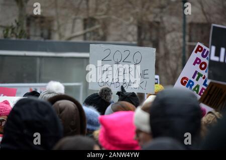 Les gens holding signs au 'lieu' et le rugissement de la Marche des femmes à partir de la partie basse de Manhattan à la place du temps. Banque D'Images