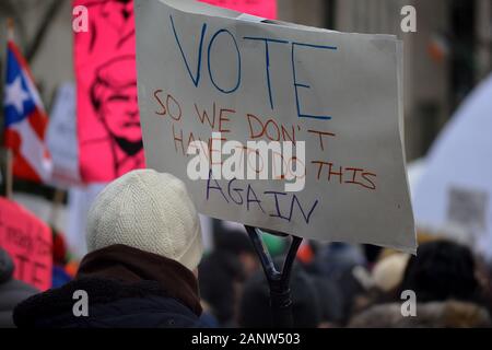 Les gens holding signs au 'lieu' et le rugissement de la Marche des femmes à partir de la partie basse de Manhattan à la place du temps. Banque D'Images