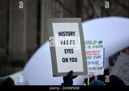 Les gens holding signs au 'lieu' et le rugissement de la Marche des femmes à partir de la partie basse de Manhattan à la place du temps. Banque D'Images