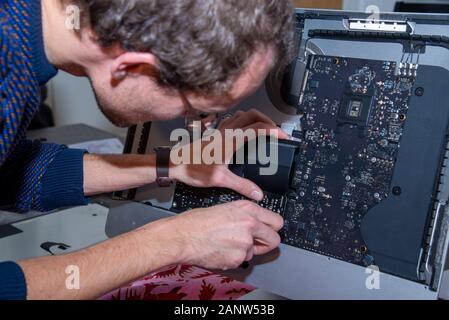 Mécanicien de pc ou réparateur d'iMac Banque D'Images