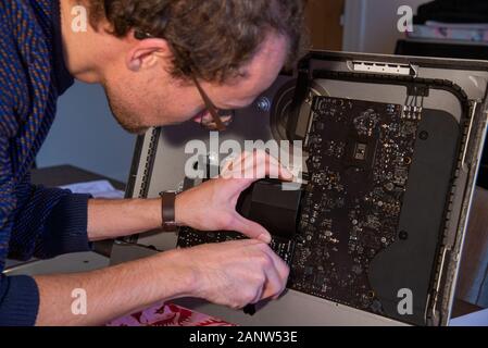 Mécanicien de pc ou réparateur d'iMac Banque D'Images