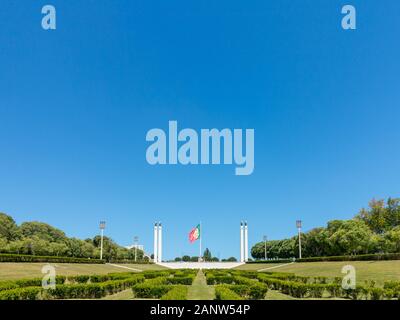 Drapeau portugais dans le parc Eduardo VII, Lisbonne, Portugal Banque D'Images