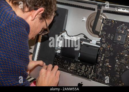 Mécanicien de pc ou réparateur d'iMac Banque D'Images