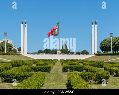 Drapeau portugais dans le parc Eduardo VII, Lisbonne, Portugal Banque D'Images