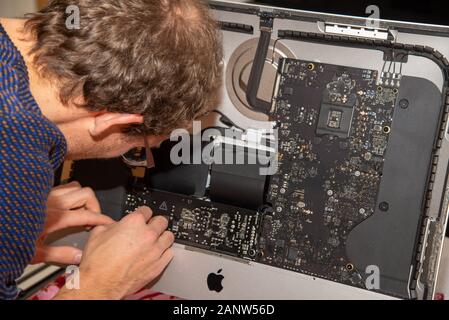 Mécanicien de pc ou réparateur d'iMac Banque D'Images