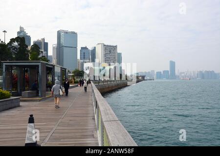 La promenade le long du port de Victoria dans Quarry Bay Park, Hong Kong. Banque D'Images