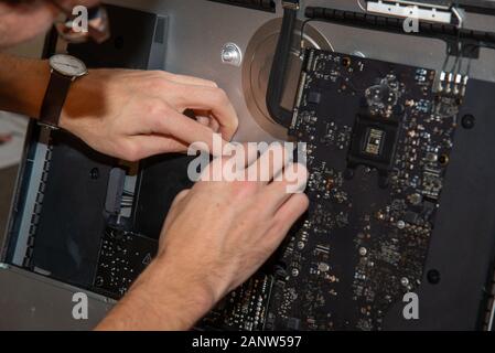 Mécanicien de pc ou réparateur d'iMac Banque D'Images