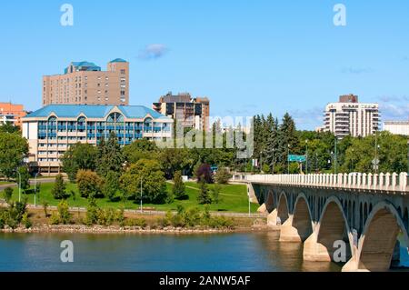 Université pont traversant la rivière Saskatchewan Sud et de bâtiments modernes à Saskatoon, Saskatchewan, Canada Banque D'Images