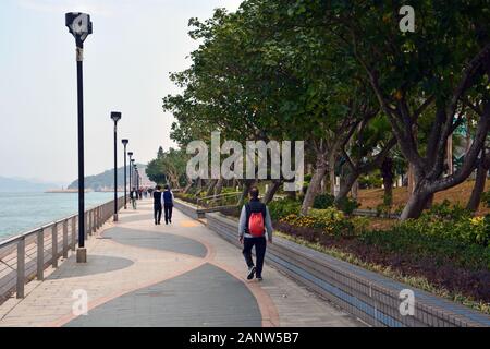 La promenade le long du port de Victoria dans Quarry Bay Park, Hong Kong. Banque D'Images