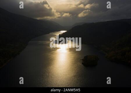 Belle image de paysage drone aérien Automne glorieux soleil d'automne plus de Thirlmere dans Lake District Banque D'Images