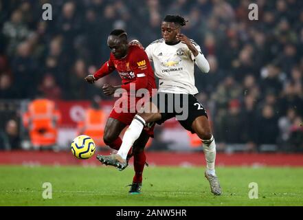 Le centre de Liverpool, Sadio Mane (gauche) Wan-Bissaka Aaron Manchester United, bataille pour la balle durant le premier match de championnat à Anfield, Liverpool. Banque D'Images