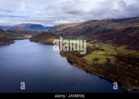 Belle image de paysage drone aérien Automne glorieux soleil d'automne plus de Thirlmere dans Lake District Banque D'Images